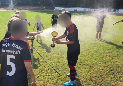 Wasserspass mit Pokal