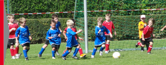 Kinder spielen Fußball